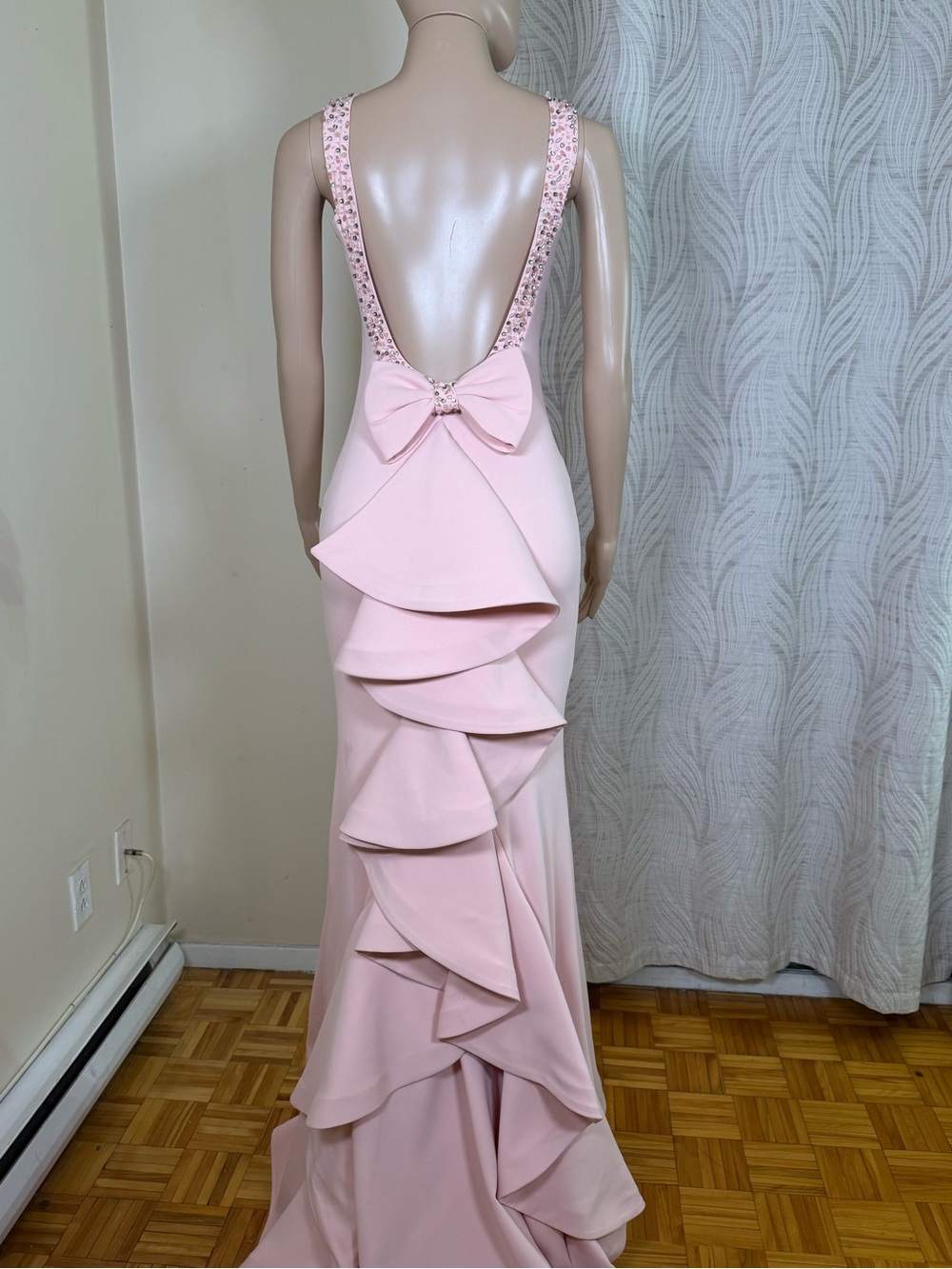 Elegant Pink Back-Detail Evening Dress with Bow